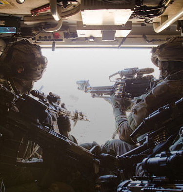 13 Lichte Brigade eenheden zitten in een voertuig