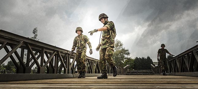 Twee soldaten inspecteren samen een brug