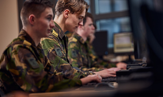 soldaten die computers gebruiken