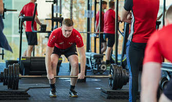 mensen trainen in de sportschool